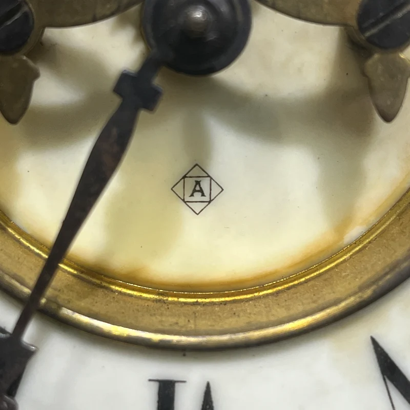 Reloj de mesa decorativo en peltre y bronce estilo Imperio fábrica Ansonia New York 1881