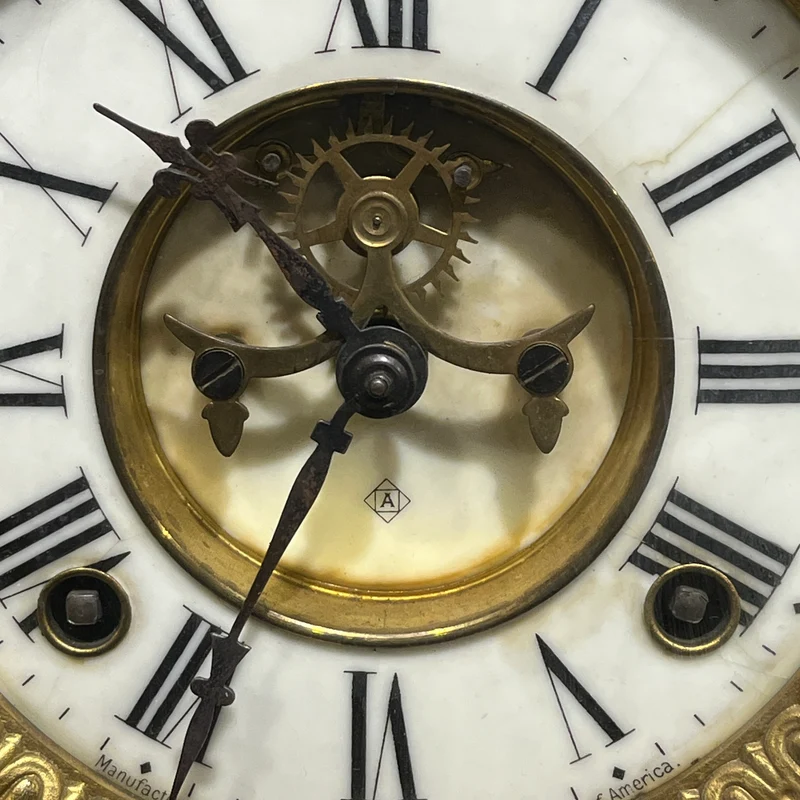 Reloj de mesa decorativo en peltre y bronce estilo Imperio fábrica Ansonia New York 1881