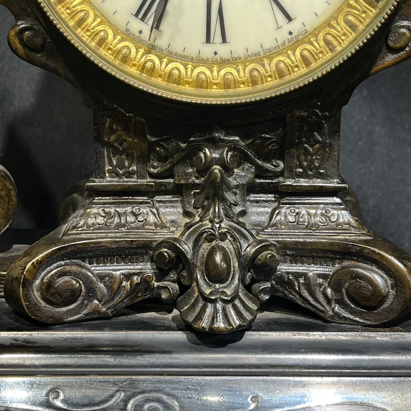 Reloj de mesa decorativo en peltre y bronce estilo Imperio fábrica Ansonia New York 1881