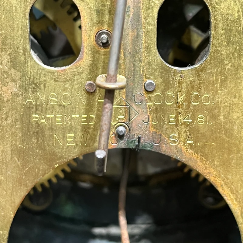 Reloj de mesa decorativo en peltre y bronce estilo Imperio fábrica Ansonia New York 1881
