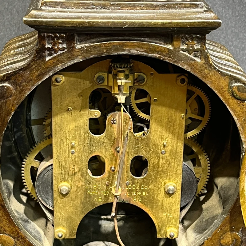 Reloj de mesa decorativo en peltre y bronce estilo Imperio fábrica Ansonia New York 1881