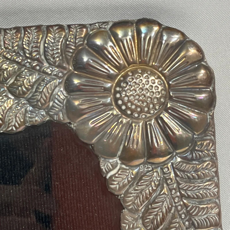 Portarretrato de madera y plata 925 con diseño floral