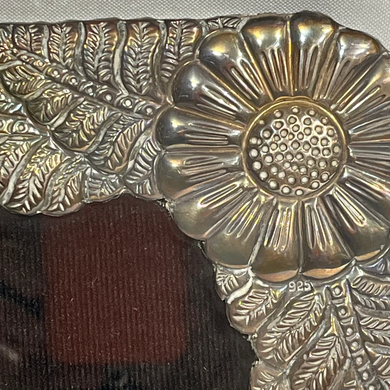 Portarretrato de madera y plata 925 con diseño floral