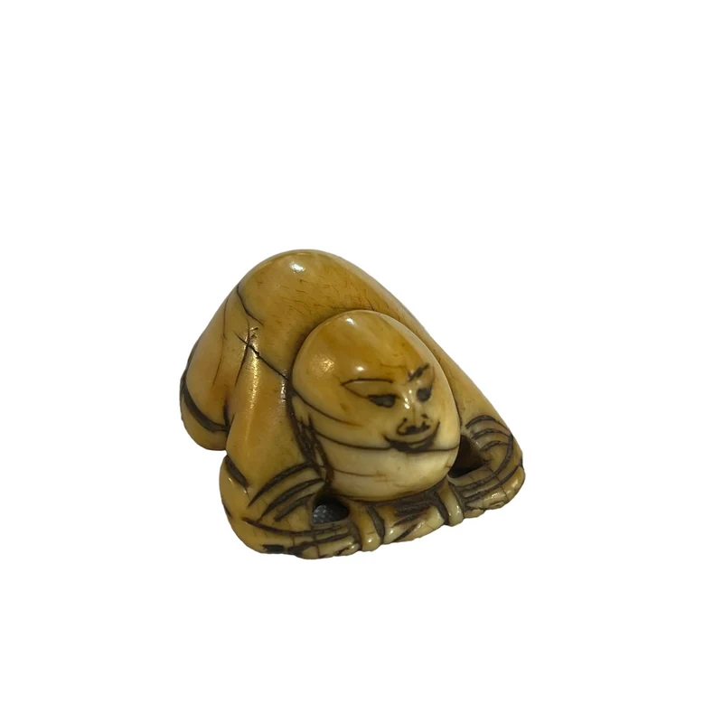 Netsuke de hueso Monje en posición de oración