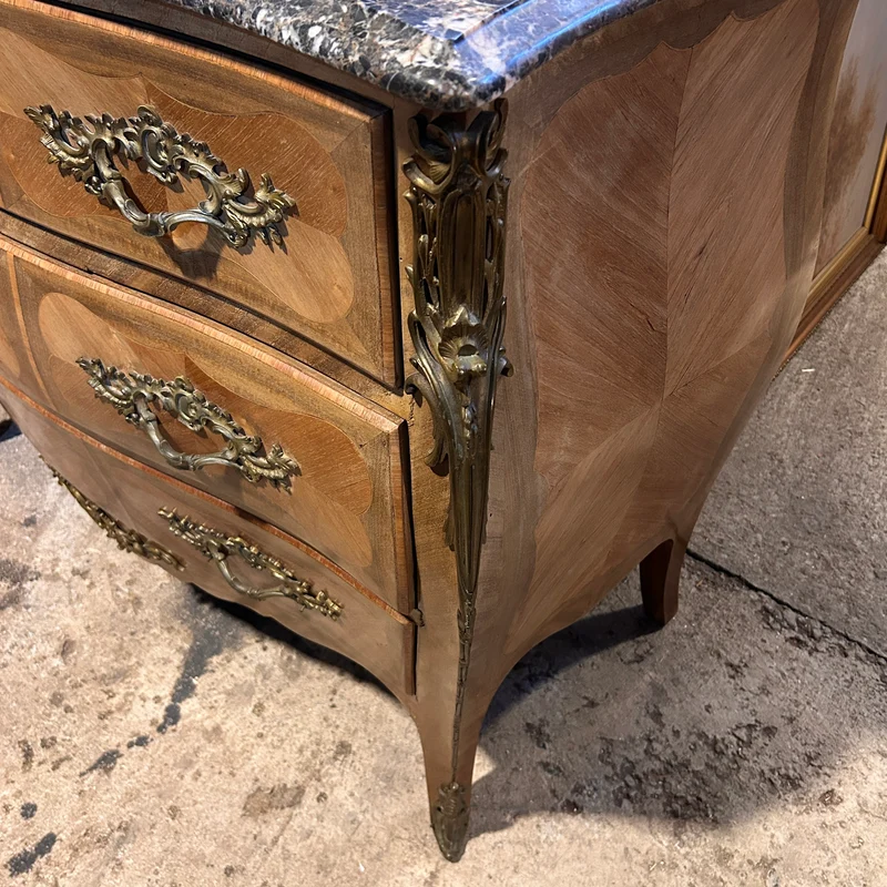 French Louis XV style bombé chest of drawers in rosewood
