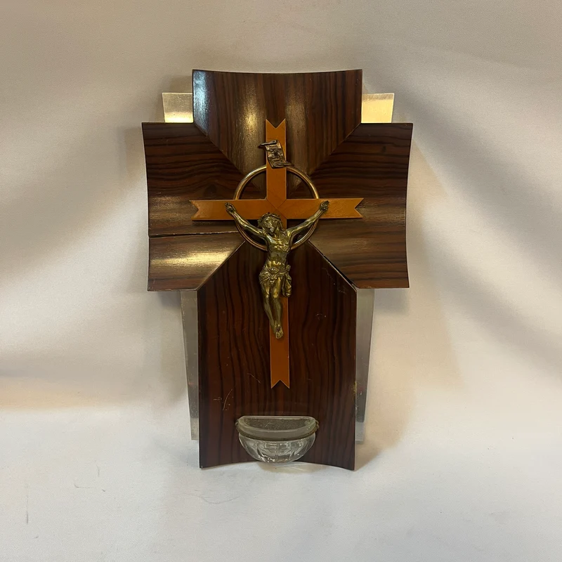 Crucifijo con benditera devocional francés de madera bronce y cristal prensado mediados s.XX