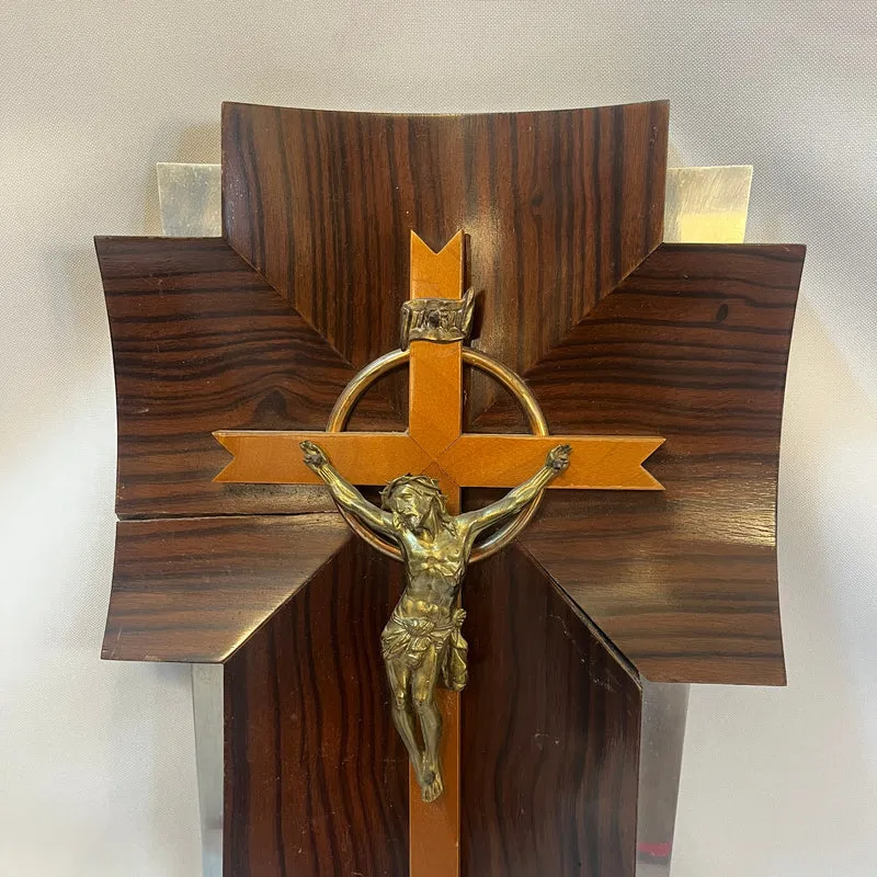 Crucifijo con benditera devocional francés de madera bronce y cristal prensado mediados s.XX