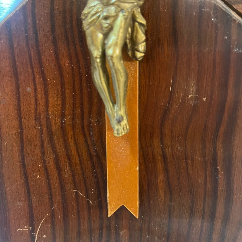 Crucifijo con benditera devocional francés de madera bronce y cristal prensado mediados s.XX
