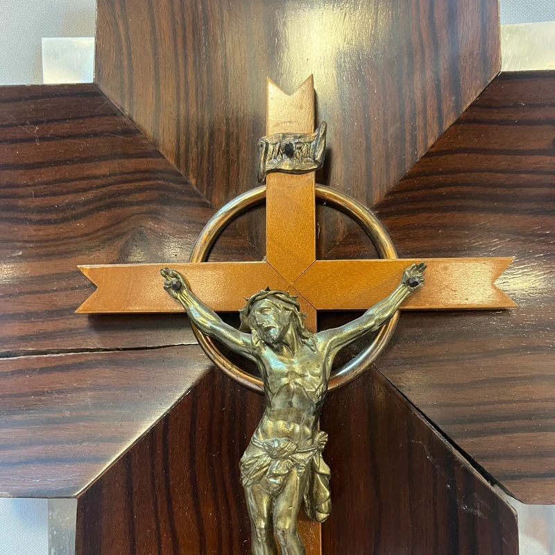 Crucifijo con benditera devocional francés de madera bronce y cristal prensado mediados s.XX