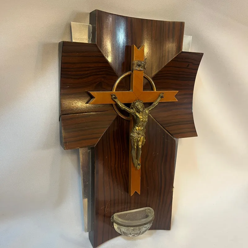 Crucifijo con benditera devocional francés de madera bronce y cristal prensado mediados s.XX