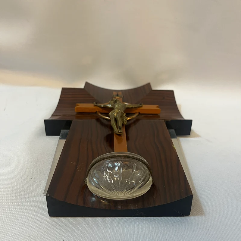 Crucifijo con benditera devocional francés de madera bronce y cristal prensado mediados s.XX