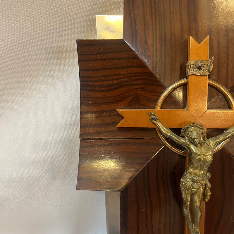 Crucifijo con benditera devocional francés de madera bronce y cristal prensado mediados s.XX