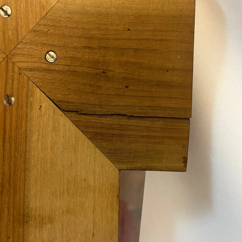 Crucifijo con benditera devocional francés de madera bronce y cristal prensado mediados s.XX