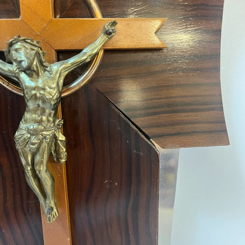 Crucifijo con benditera devocional francés de madera bronce y cristal prensado mediados s.XX