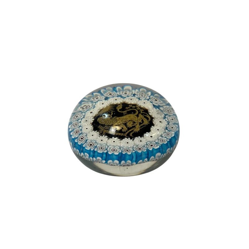 Pisapapel de vidrio millefiori y león dorado circa 1900