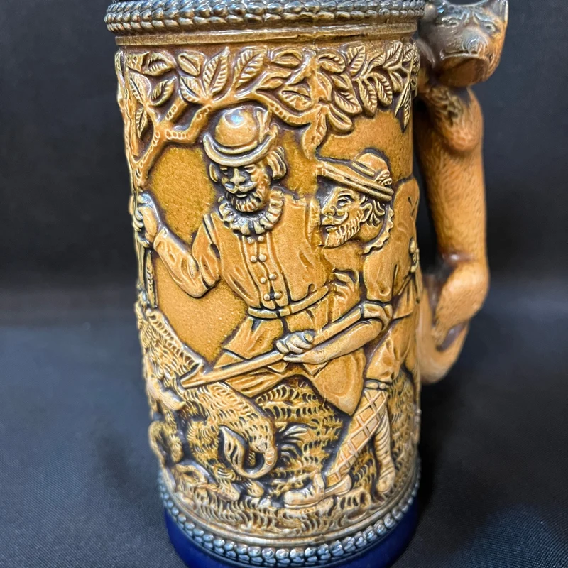 Shopero de Porcelana Alemán con diseño en relieve 'Escena de caza'