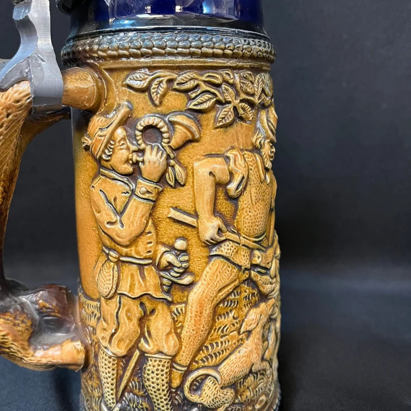 Shopero de Porcelana Alemán con diseño en relieve 'Escena de caza'