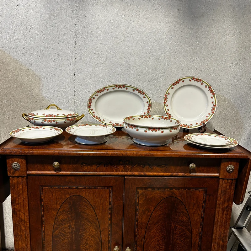 French Limoges porcelain serving set with floral decorations and gold details, 8 pieces