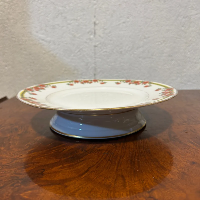 French Limoges porcelain serving set with floral decorations and gold details, 8 pieces