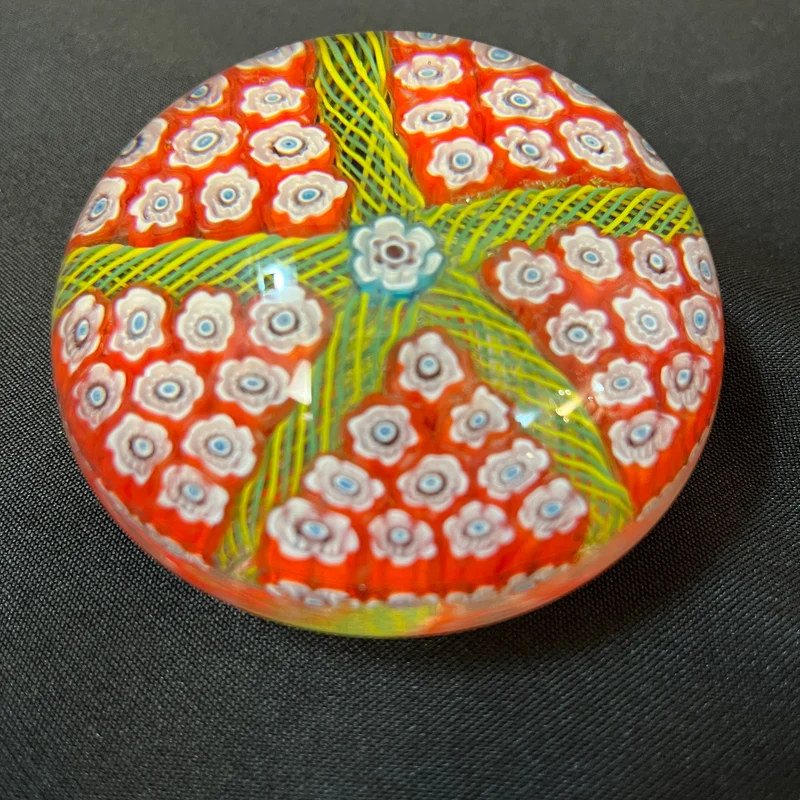 Pisapapel de vidrio diseño flores con fondo rojo s.XX