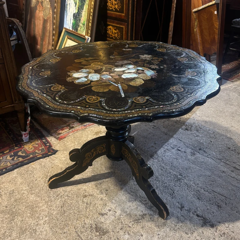 Round lobed tripod gueridon Napoleon III with bourgauté decoration and bird