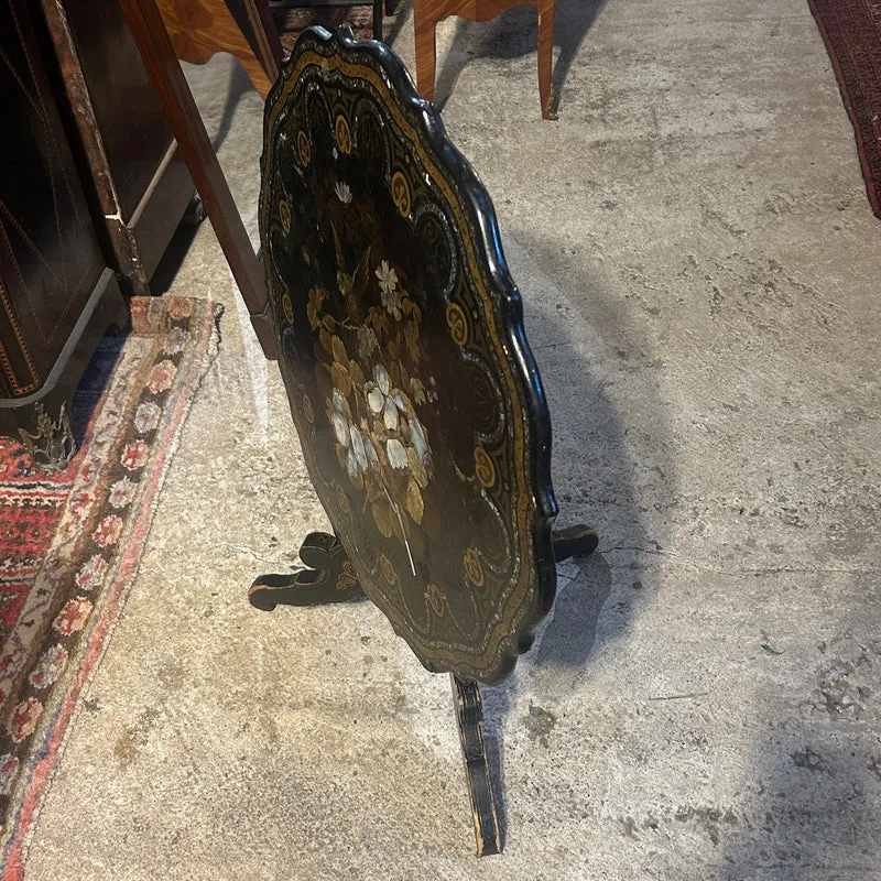 Round lobed tripod gueridon Napoleon III with bourgauté decoration and bird