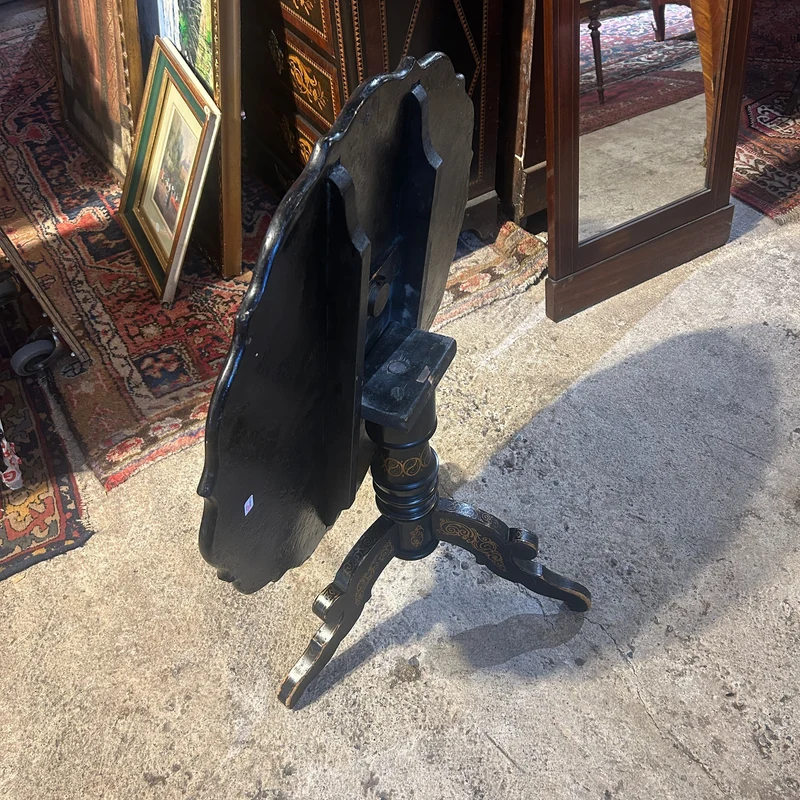 Round lobed tripod gueridon Napoleon III with bourgauté decoration and bird