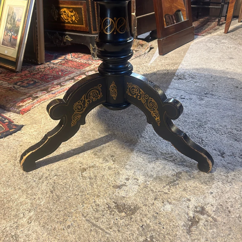 Round lobed tripod gueridon Napoleon III with bourgauté decoration and bird