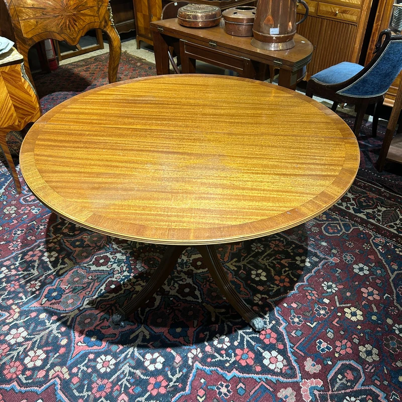 English round Edwardian table, blond mahogany, lion's feet in bronze