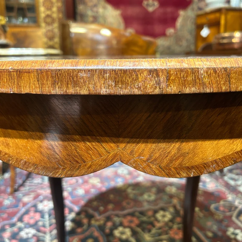 Guéridon Louis XV floral marquetry, bronze and cabriole