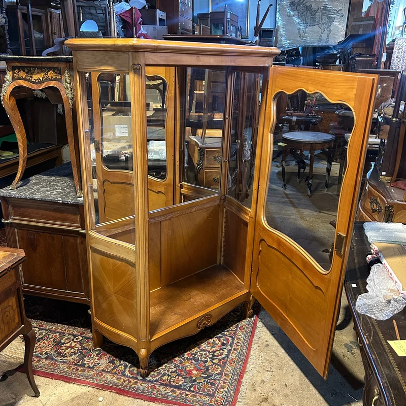 Contemporary French Louis XV bombé display cabinet with carved wood and interior mirror