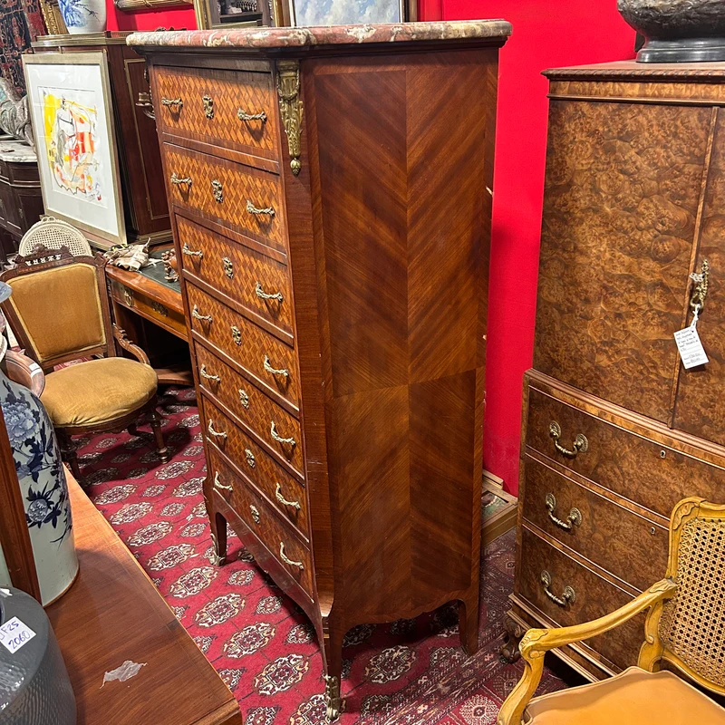 Chiffonier secretaire francés estilo Luis XV bombé cajones en parquetería bronce y cubierta de mármol