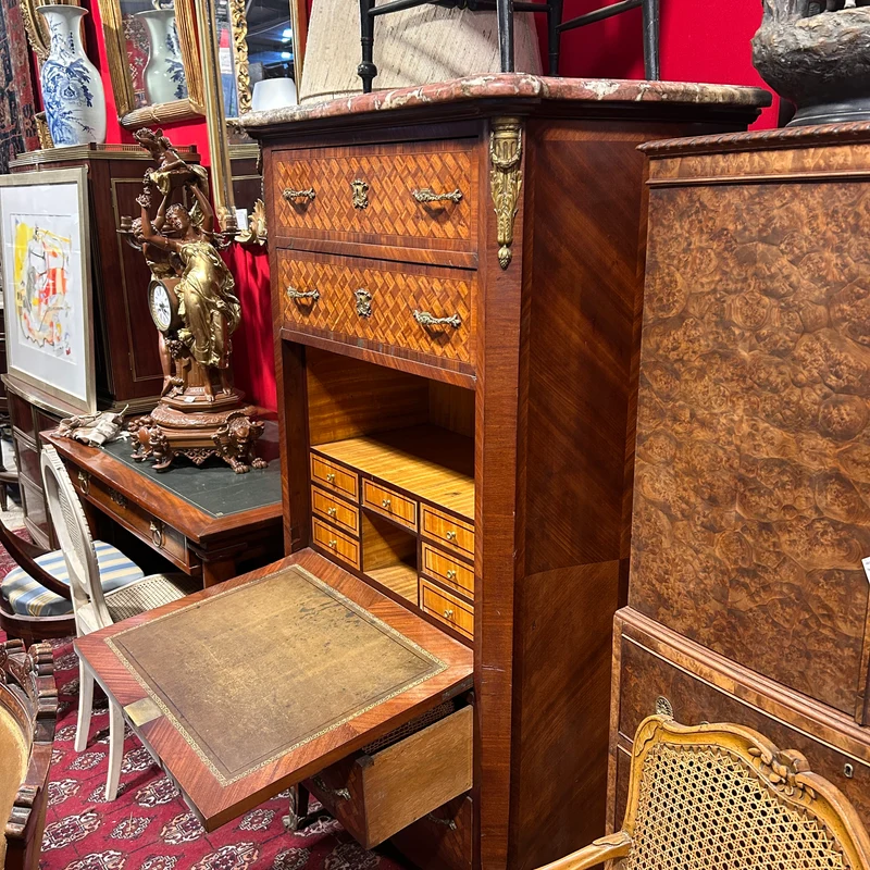 Chiffonier secretaire francés estilo Luis XV bombé cajones en parquetería bronce y cubierta de mármol