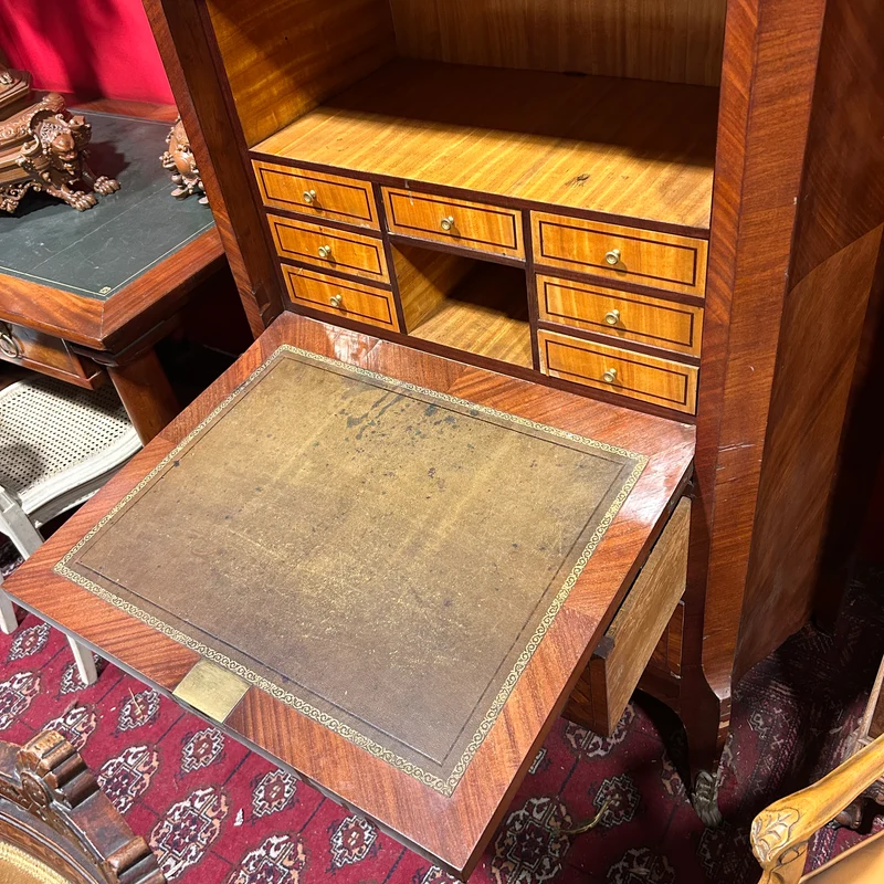 Chiffonier secretaire francés estilo Luis XV bombé cajones en parquetería bronce y cubierta de mármol
