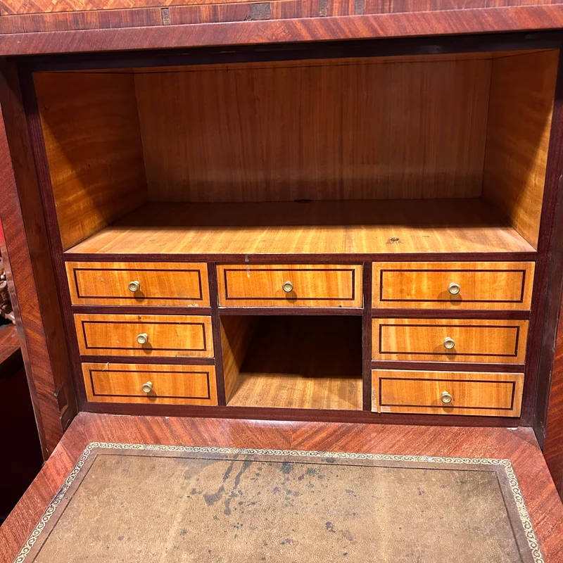 Chiffonier secretaire francés estilo Luis XV bombé cajones en parquetería bronce y cubierta de mármol