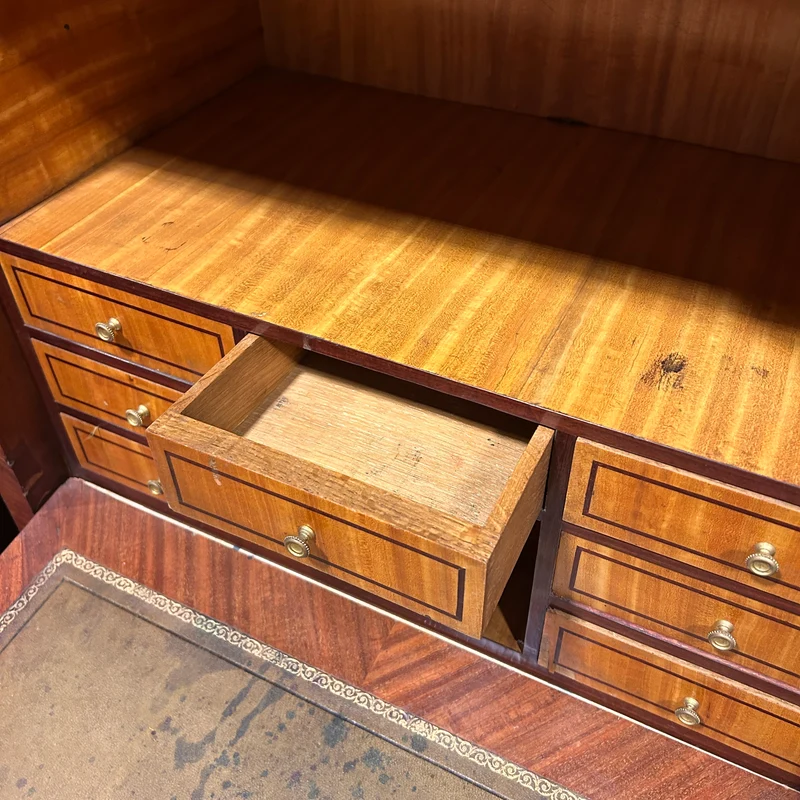 Chiffonier secretaire francés estilo Luis XV bombé cajones en parquetería bronce y cubierta de mármol