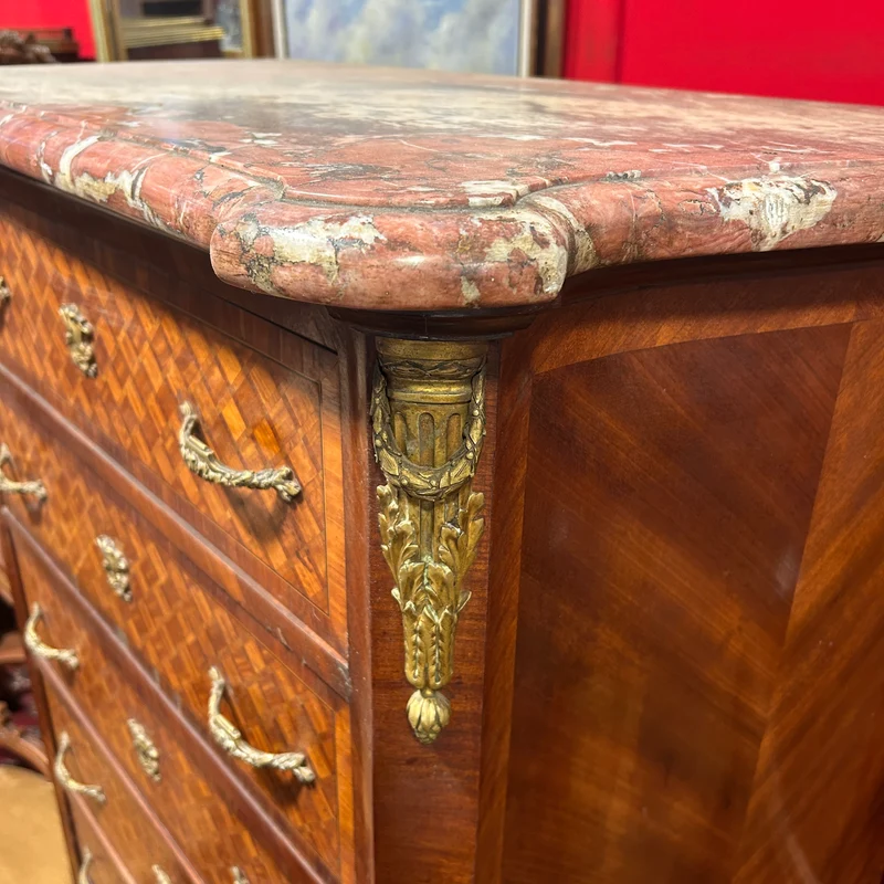 Chiffonier secretaire francés estilo Luis XV bombé cajones en parquetería bronce y cubierta de mármol