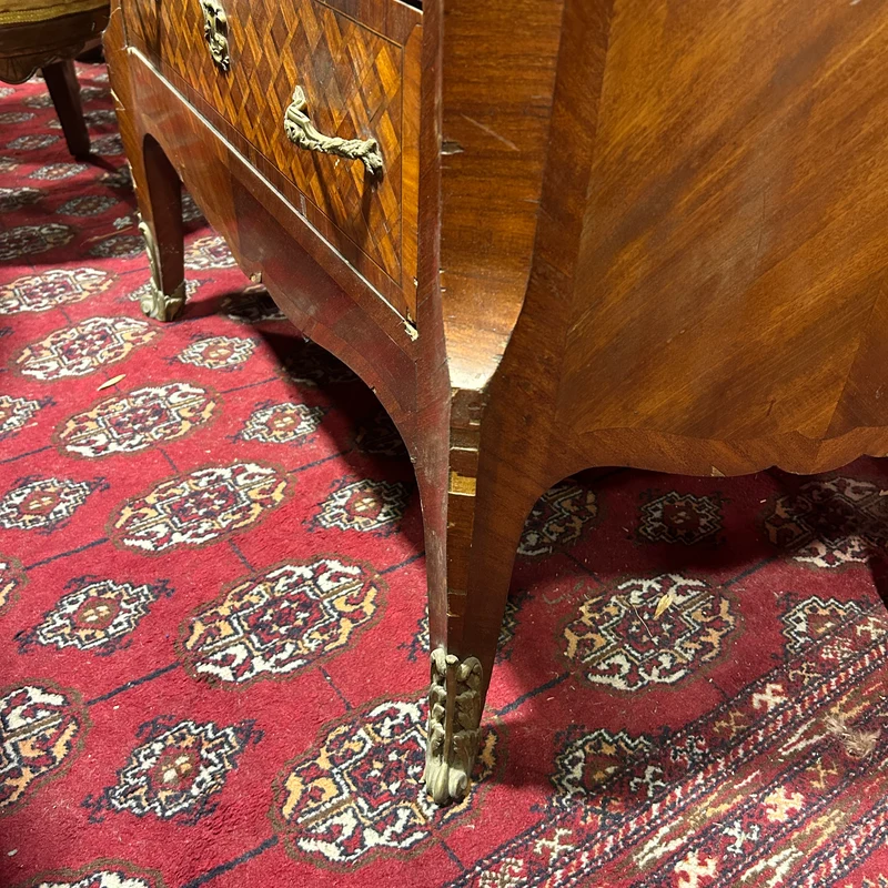 Chiffonier secretaire francés estilo Luis XV bombé cajones en parquetería bronce y cubierta de mármol