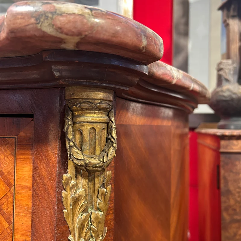 Chiffonier secretaire francés estilo Luis XV bombé cajones en parquetería bronce y cubierta de mármol