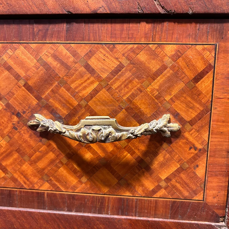 Chiffonier secretaire francés estilo Luis XV bombé cajones en parquetería bronce y cubierta de mármol