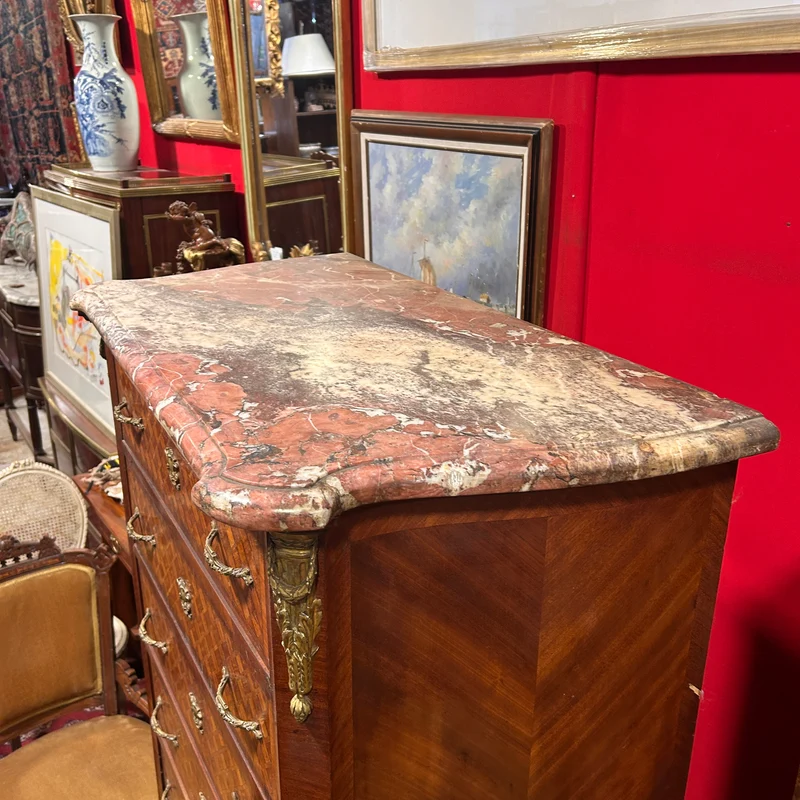 Chiffonier secretaire francés estilo Luis XV bombé cajones en parquetería bronce y cubierta de mármol