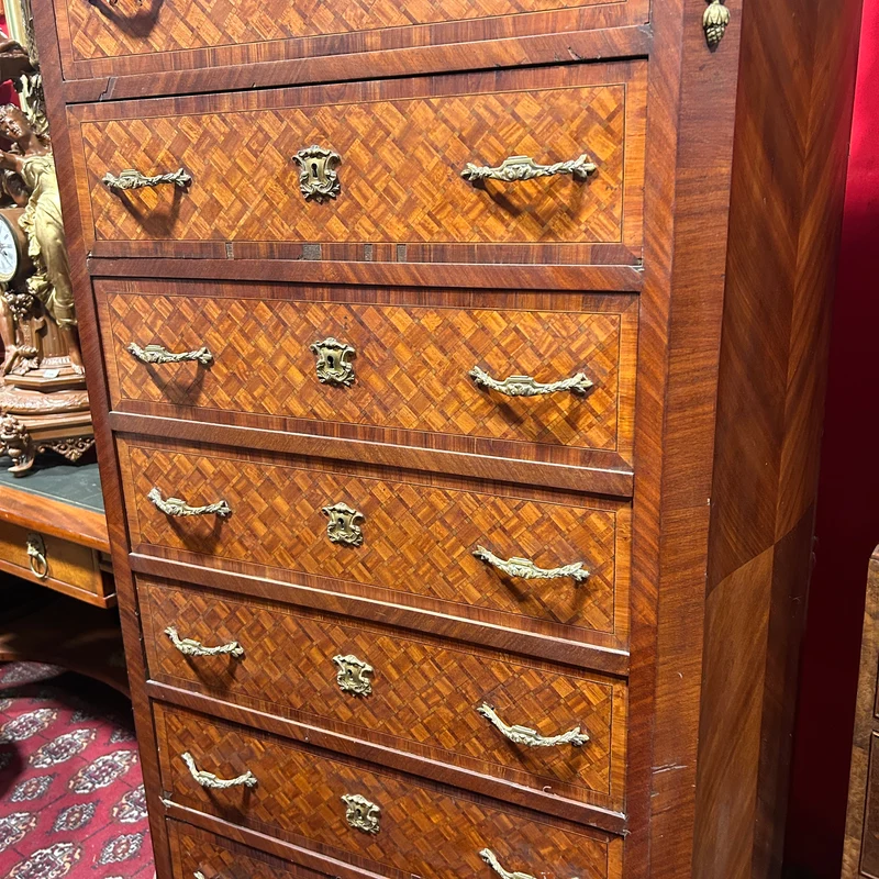 Chiffonier secretaire francés estilo Luis XV bombé cajones en parquetería bronce y cubierta de mármol