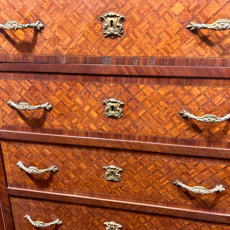 Chiffonier secretaire francés estilo Luis XV bombé cajones en parquetería bronce y cubierta de mármol