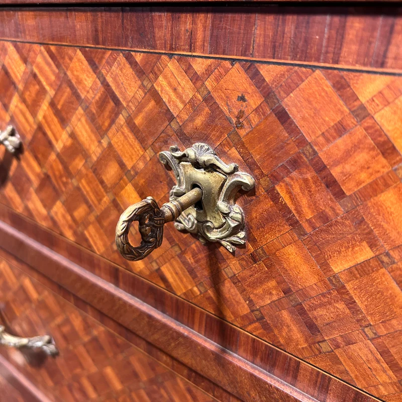 Chiffonier secretaire francés estilo Luis XV bombé cajones en parquetería bronce y cubierta de mármol