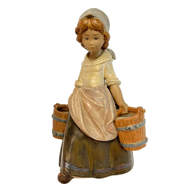 Figura Lladro porcelana gres 'Niña llevando los baldes'