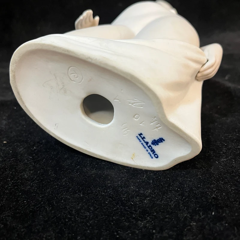 Lladró figurine, silhouette of a woman in matte white porcelain