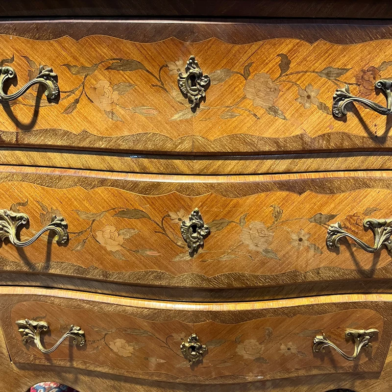 French Louis XV three-drawer chest of drawers covered in marble and floral marquetry