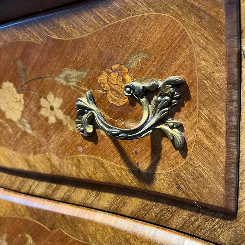 French Louis XV three-drawer chest of drawers covered in marble and floral marquetry