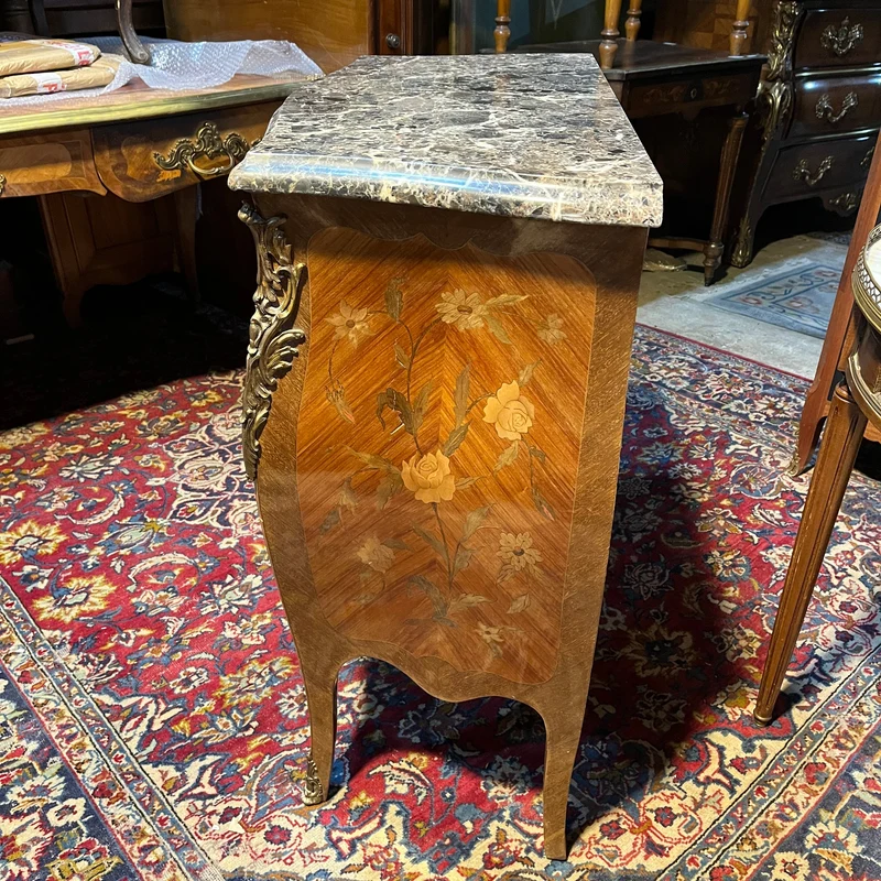French Louis XV three-drawer chest of drawers covered in marble and floral marquetry