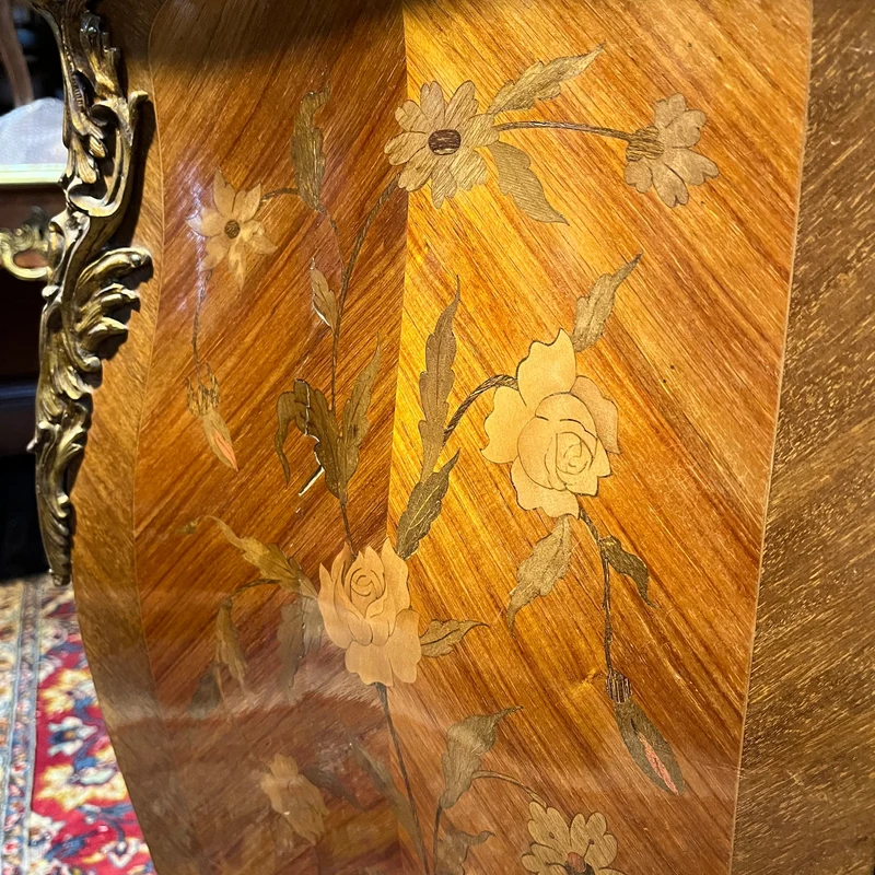 French Louis XV three-drawer chest of drawers covered in marble and floral marquetry